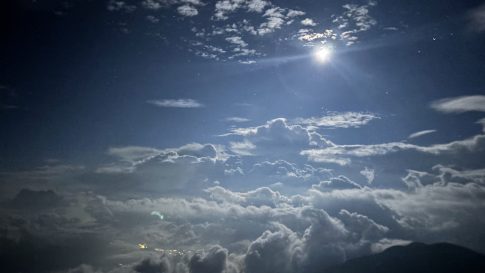 谷川岳の肩の小屋から見える空